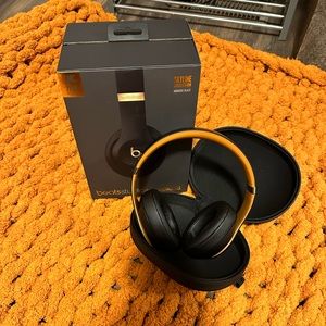 I’m selling these Beat headphones by Dre. They are brand new. Only opened.